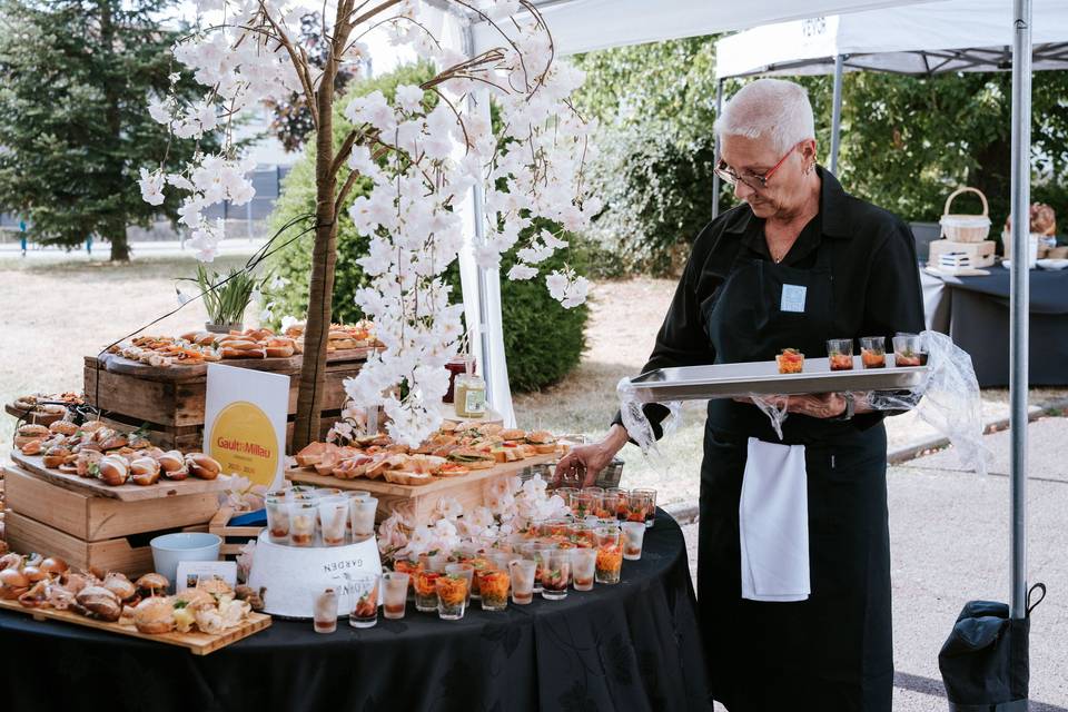 Traiteur_servant_buffet_cocktail
