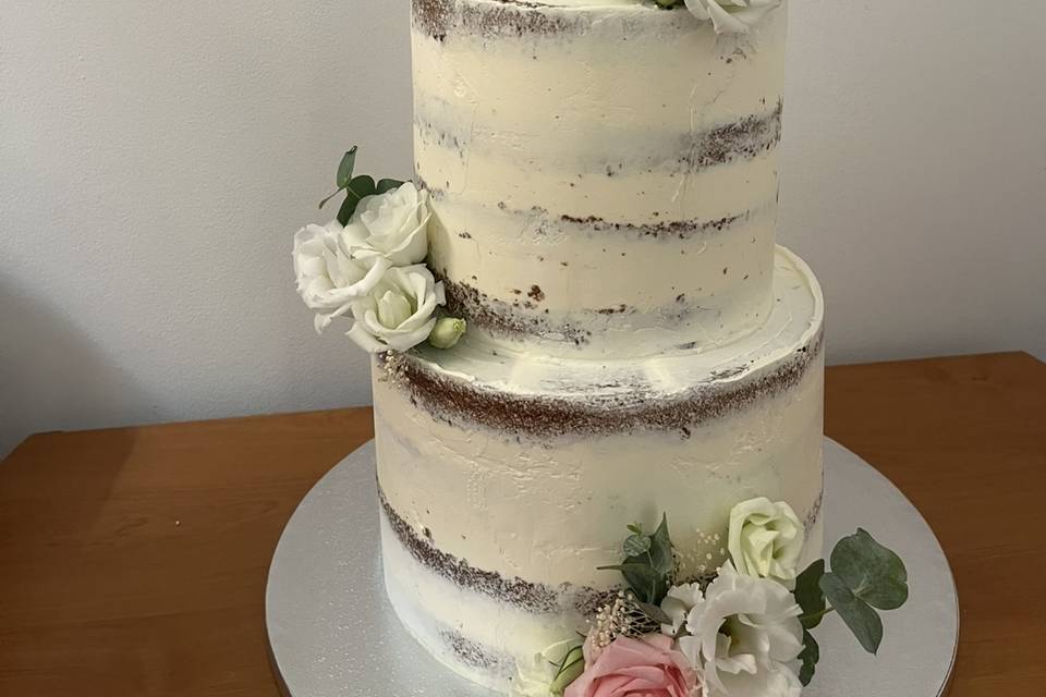 Nude cake sobre et élégant