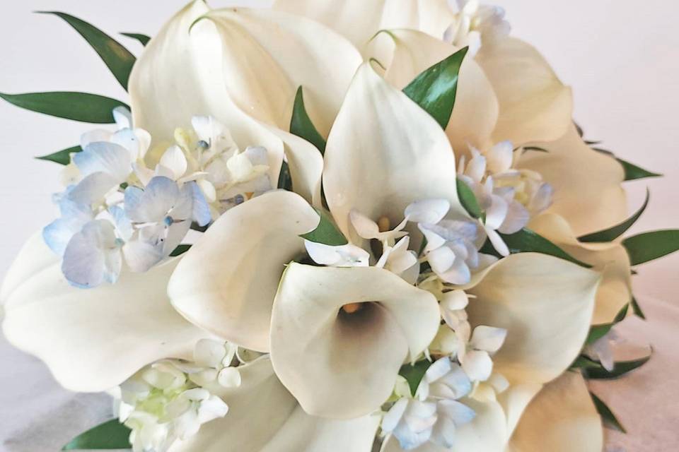 Bqt avec calla blanc hort bleu