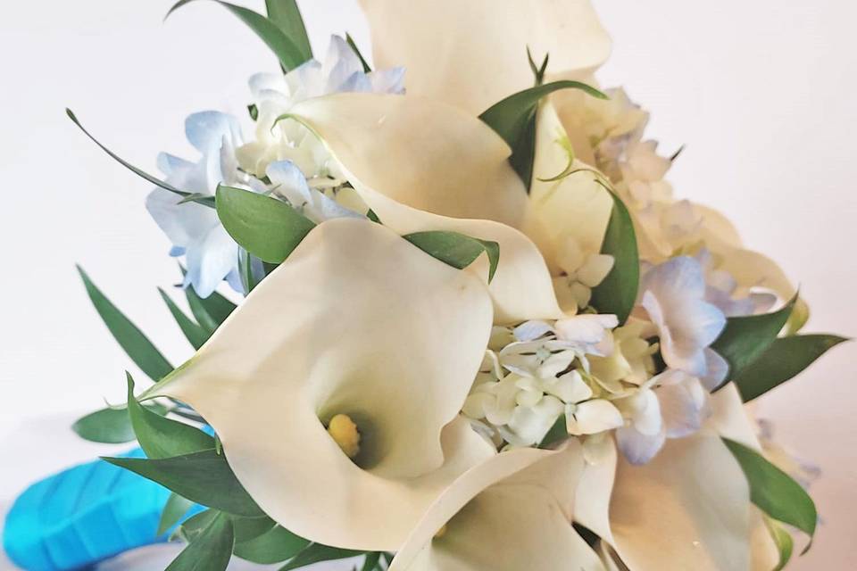 Bqt avec calla blanc hort bleu