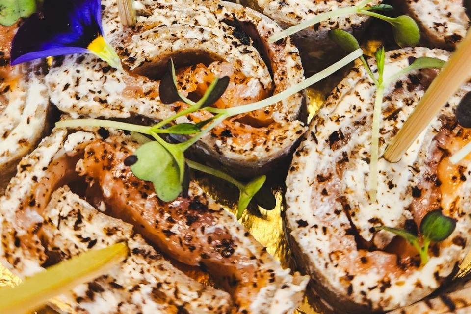 Mini-roulés de crêpes au saumon