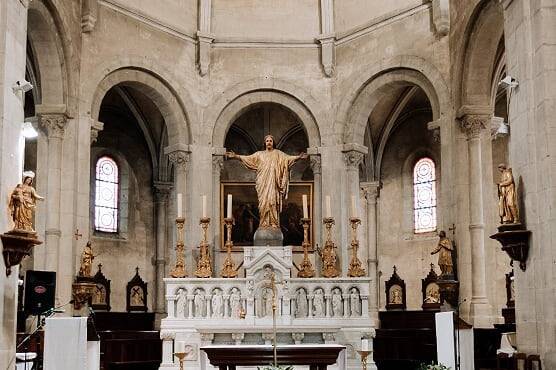 Décoration d'église fleurie