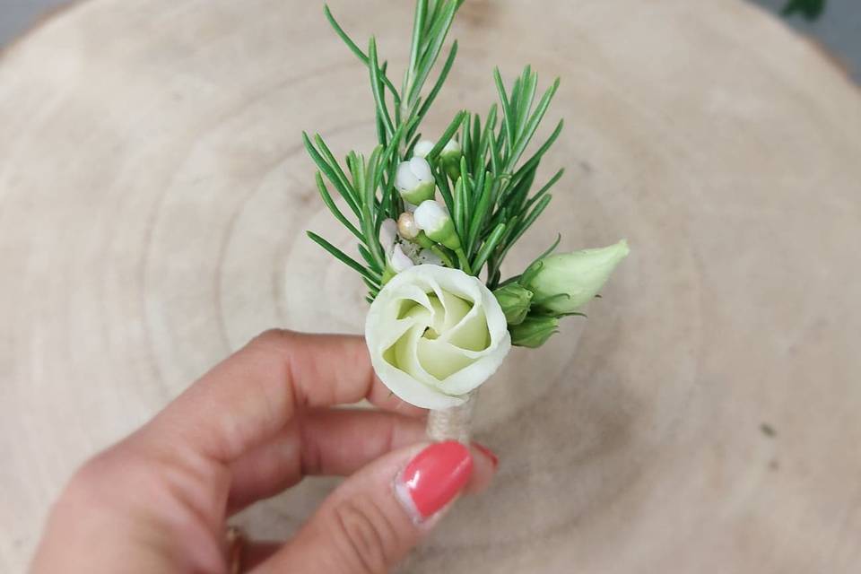 Boutonnière  rose & romarin