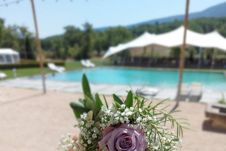 Bouquet derrière de chaise mar