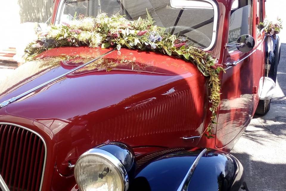 Déco floral voiture mariée