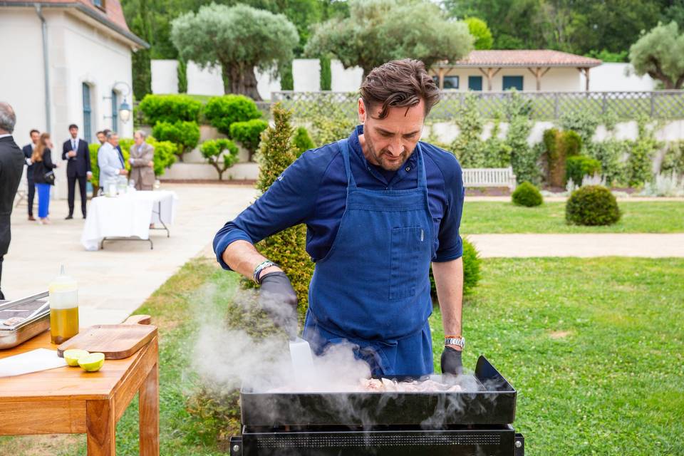 barbecue en plein air avec fumée