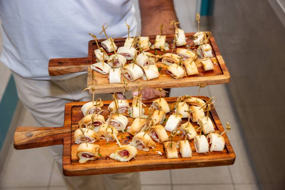 bouchées de pain sur plateau de service