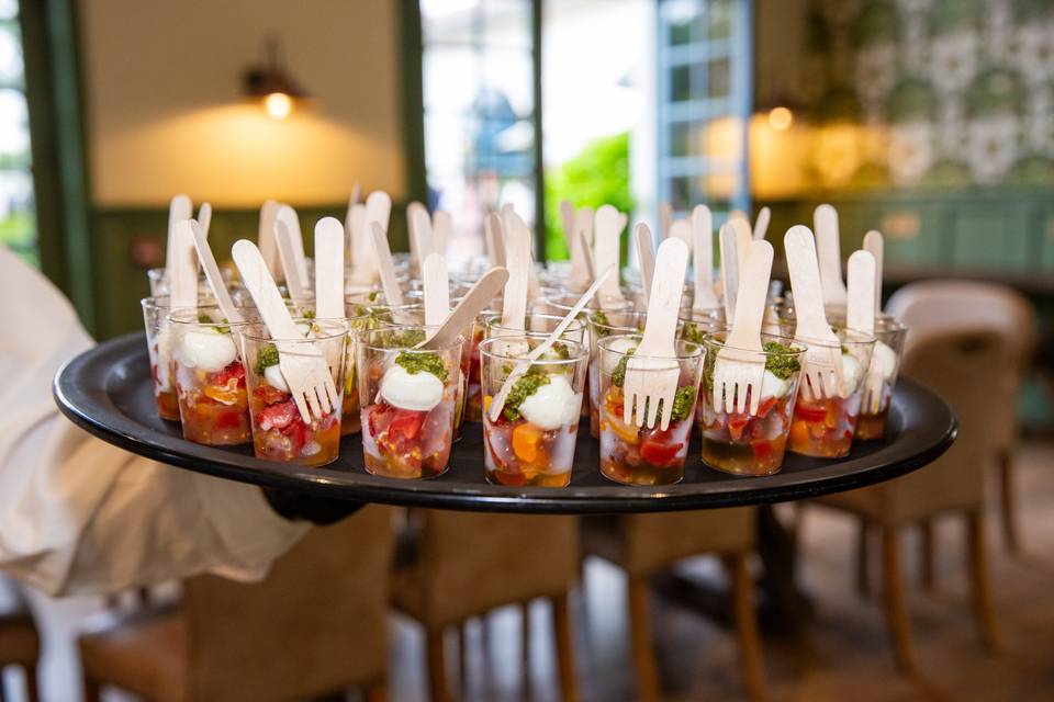 brochettes d_apéritif élégantes sur bois