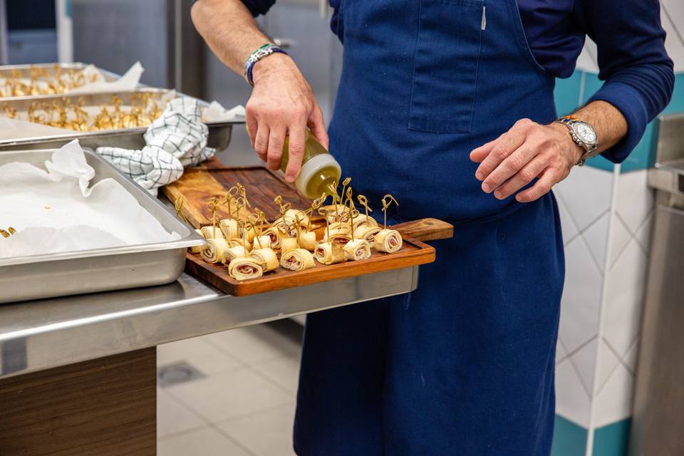 chef présentant des bouchées apéritives