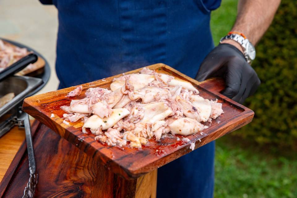 chef présentant le bœuf grillé dehors