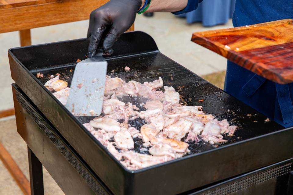 chef utilisant une spatule sur grill