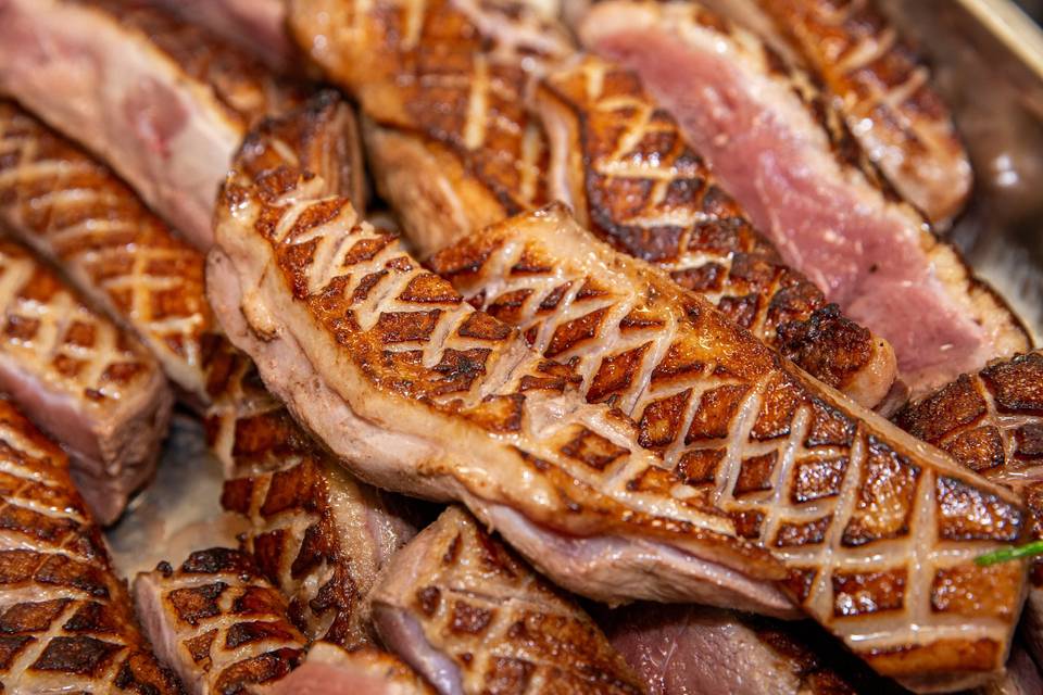 gros plan de viande rôtie tranchée