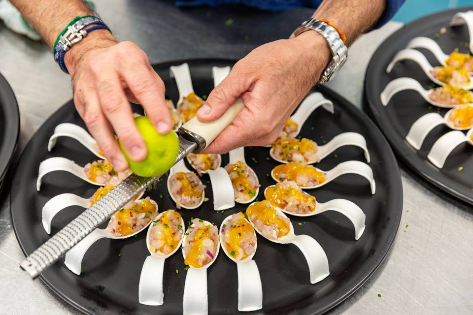 mains préparant des bouchées de sushi