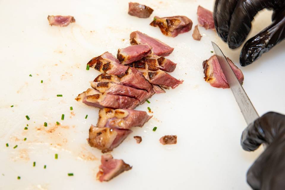morceaux de viande cuite sur fond blanc