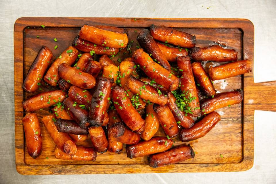petites saucisses grillées en gros plan