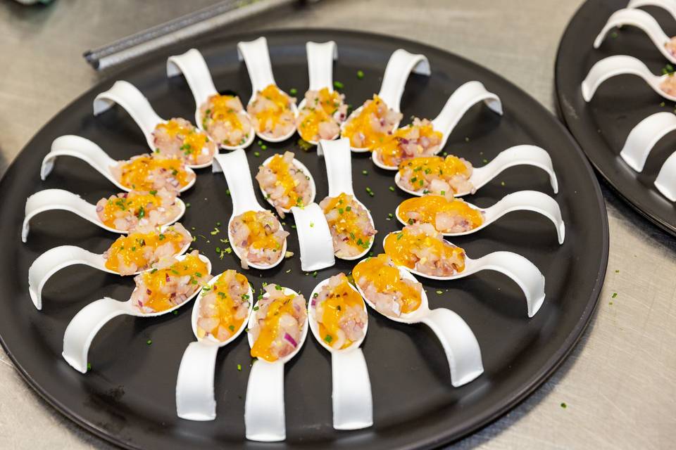 plateau circulaire de sushis frais