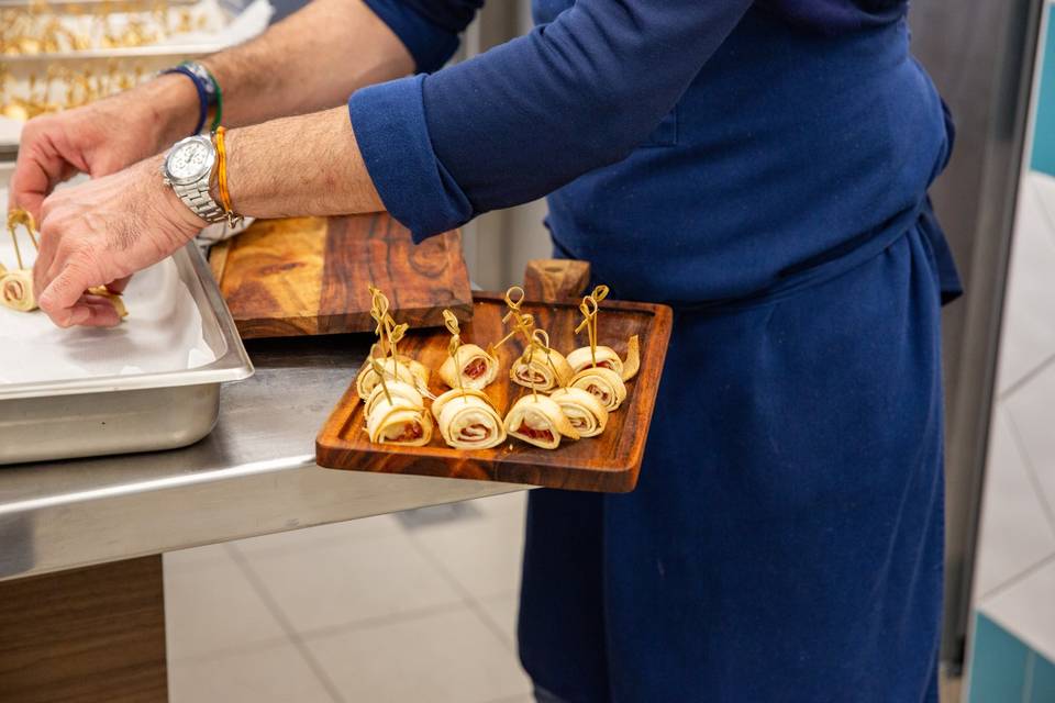 plateau de bois avec divers amuse bouches
