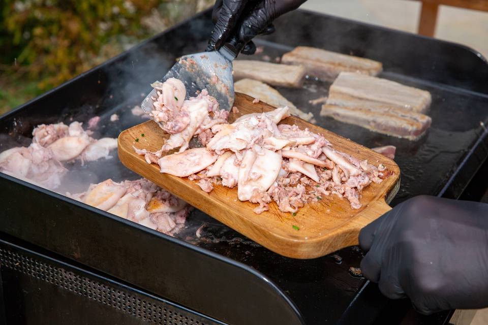plateau de viande près du barbecue