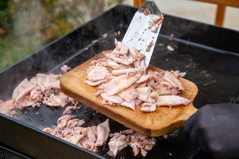préparation de viande grillée en extérieur