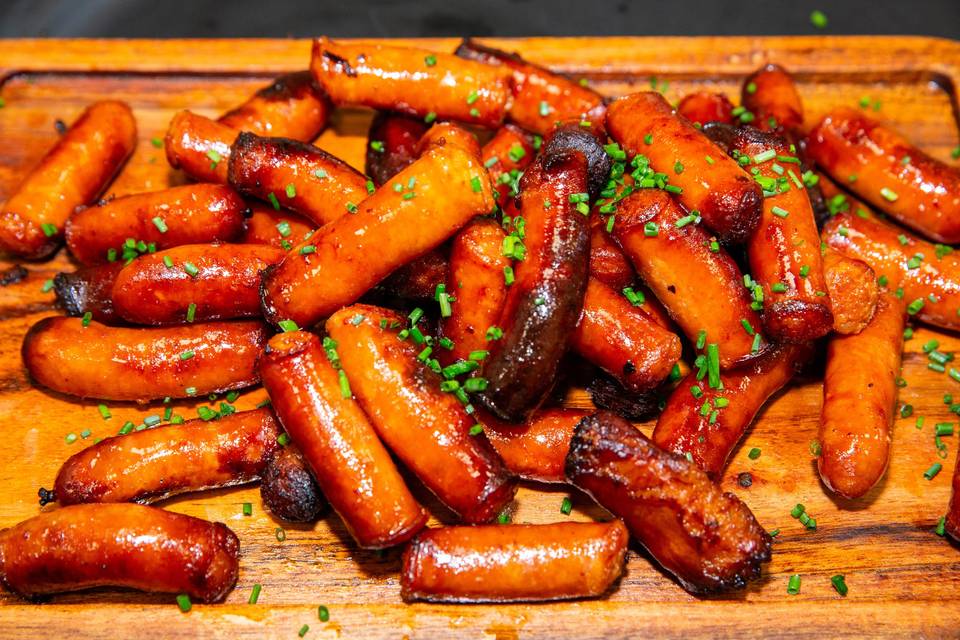 saucisses cocktail sur planche de bois