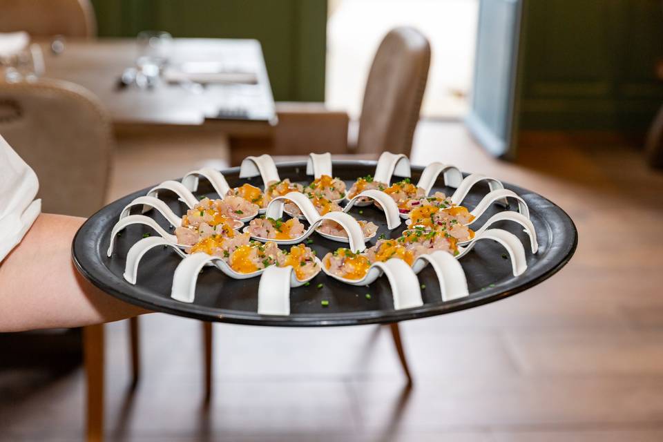 service de sushis en salle à manger