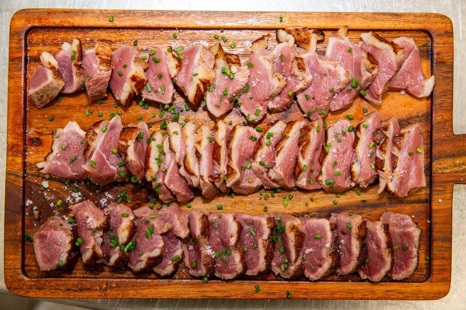 steak de bœuf sur planche de service