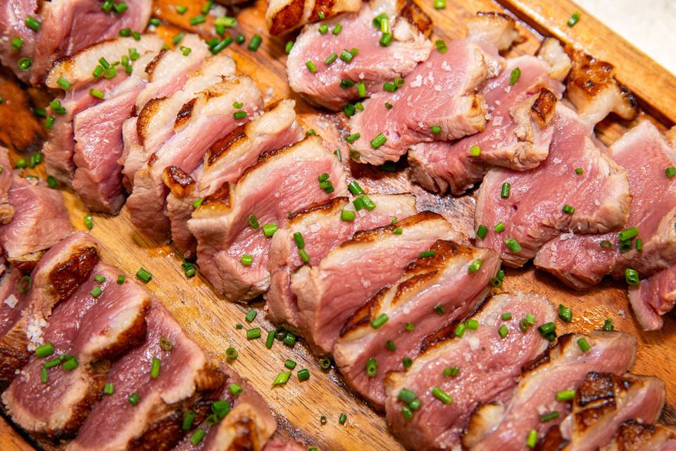 tranches de viande rosée avec assaisonnement