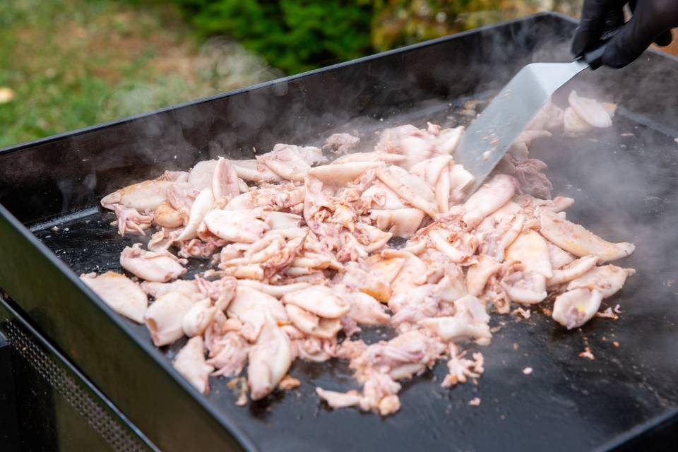 viande émincée cuisant sur plaque