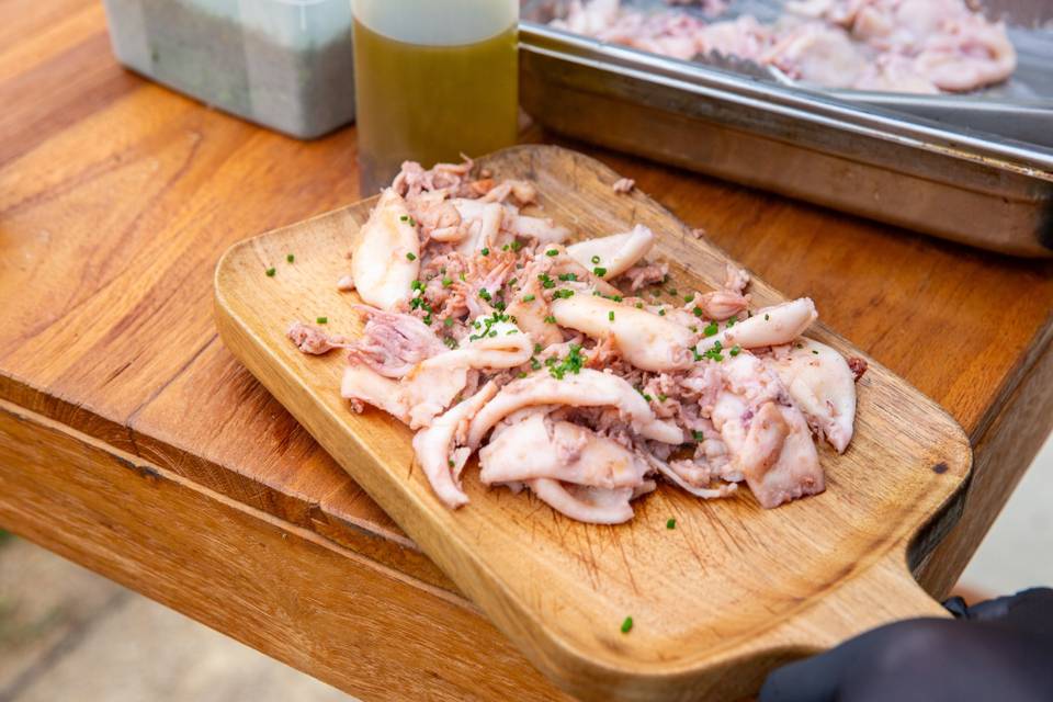 viande tranchée servie sur bois dehors