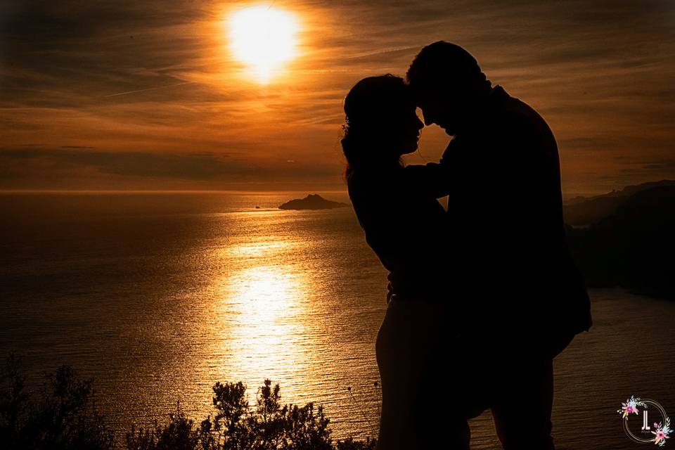 Mariés au coucher du soleil