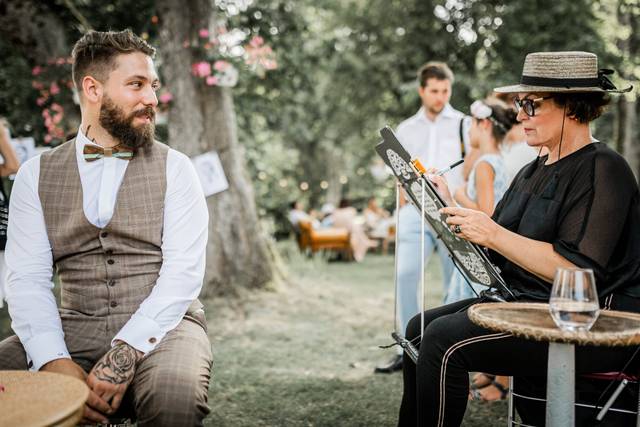 Marié pose pour caricature