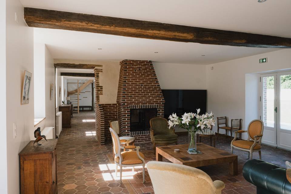Le salon avec la cheminée