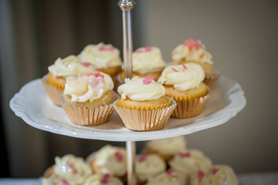 Candy bar cup cakes