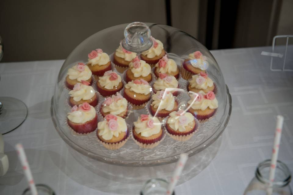 Candy bar cup cakes