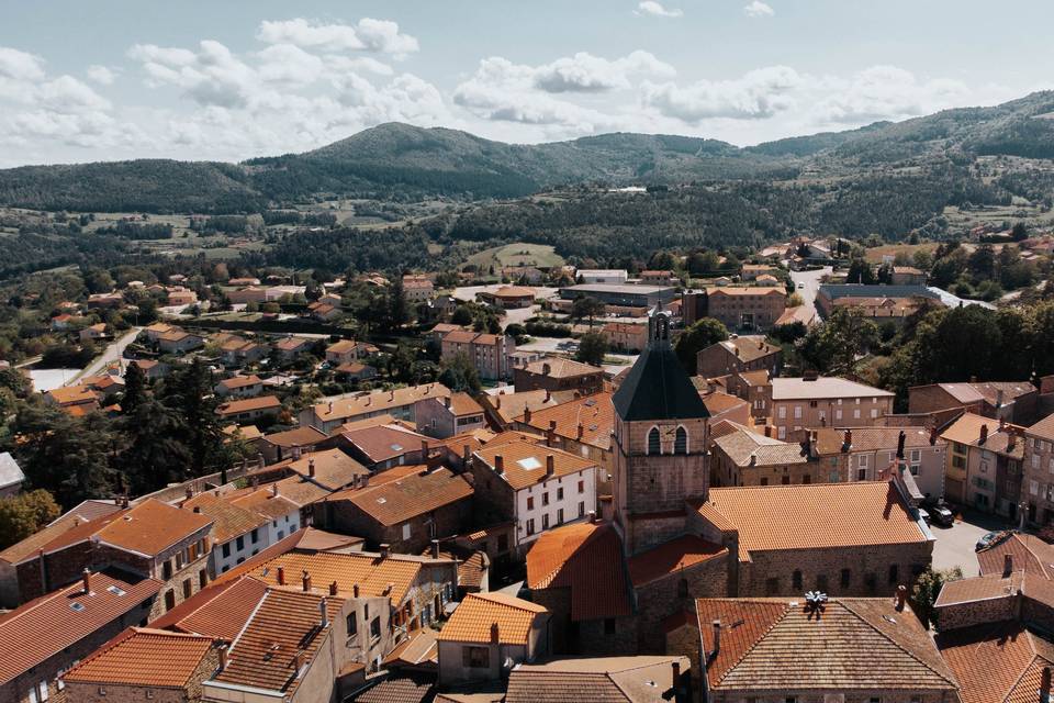 La sortie de l'église en drone