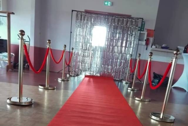 Tapis rouge et poteaux