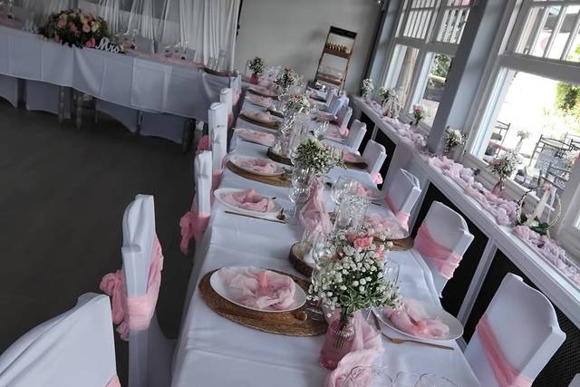 Nappe,couverts or et vaisselle