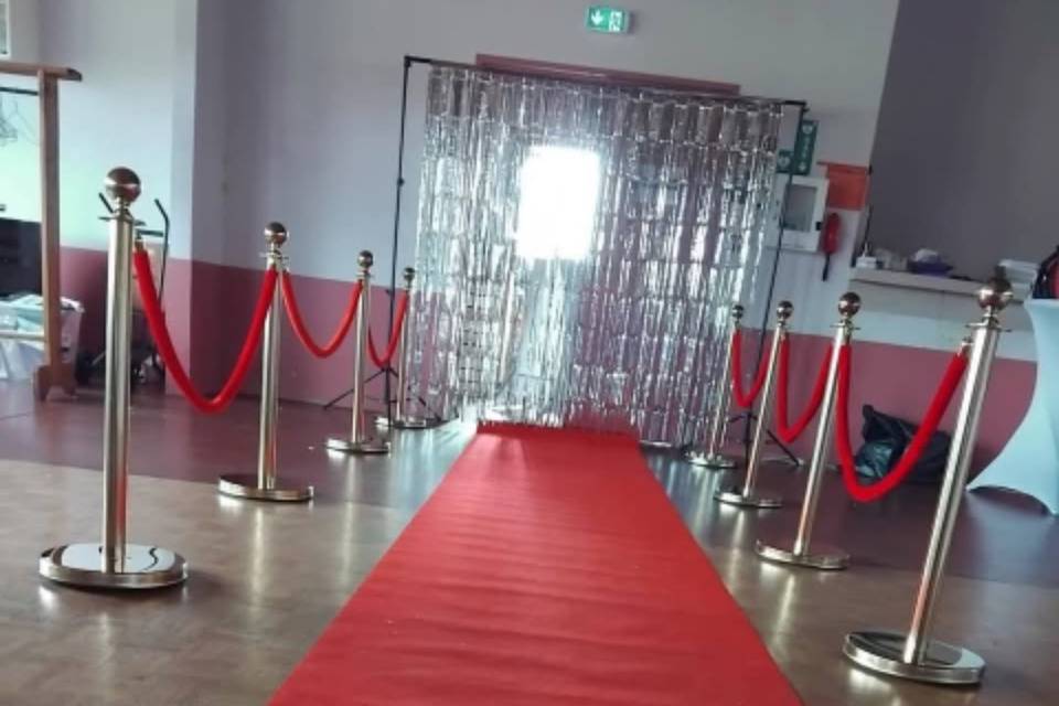 Tapis rouge et poteaux