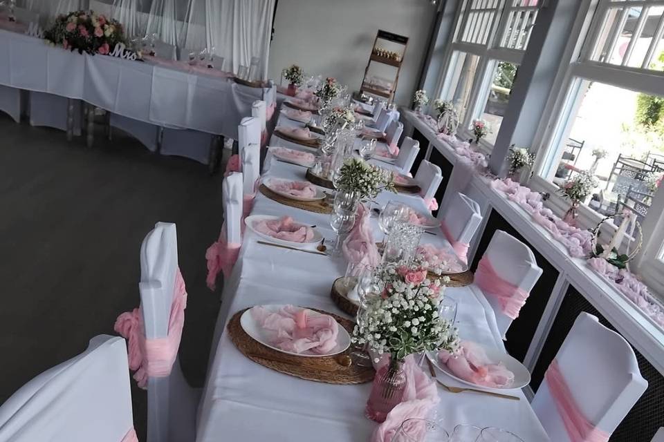 Nappe,couverts or et vaisselle