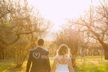 Mariés dans le Parc Arboré