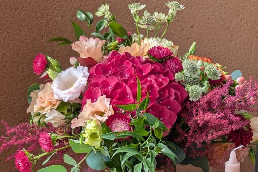 Détail fleurs colorées mariage