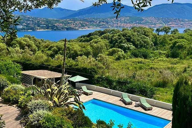 Vue piscine et mer