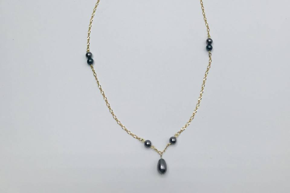 Collier dos nu perles grises