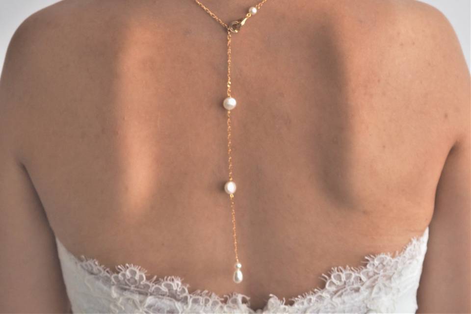 Collier dos nu