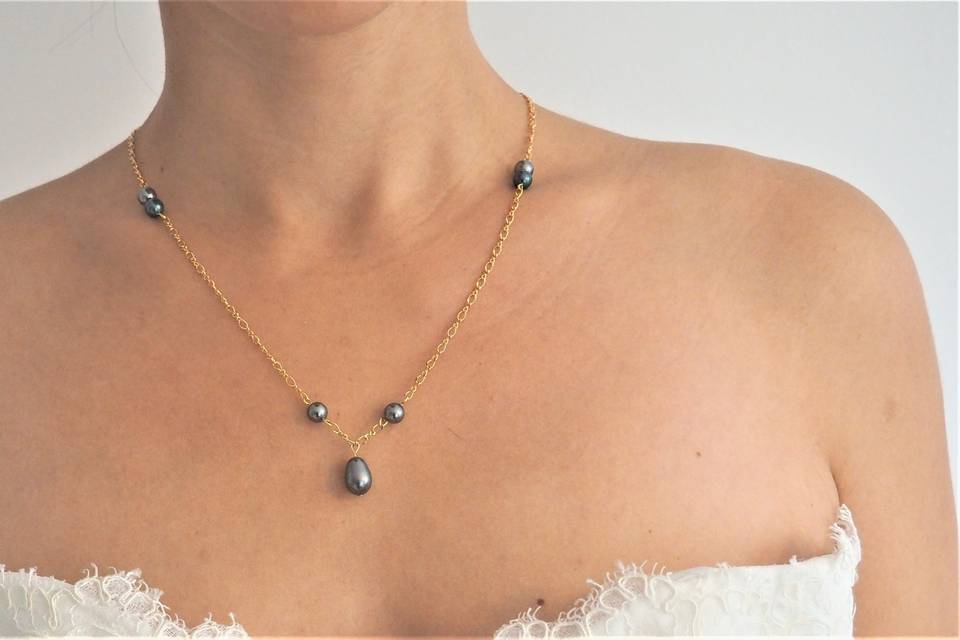 Collier dos nu, perles grises