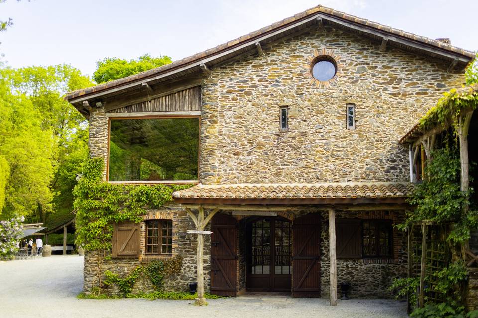 BATIMENT_PIERRE_TOIT_CARREAUX_TERRACOTTA_GRAND_FENETRE_RECTANGULAIRE