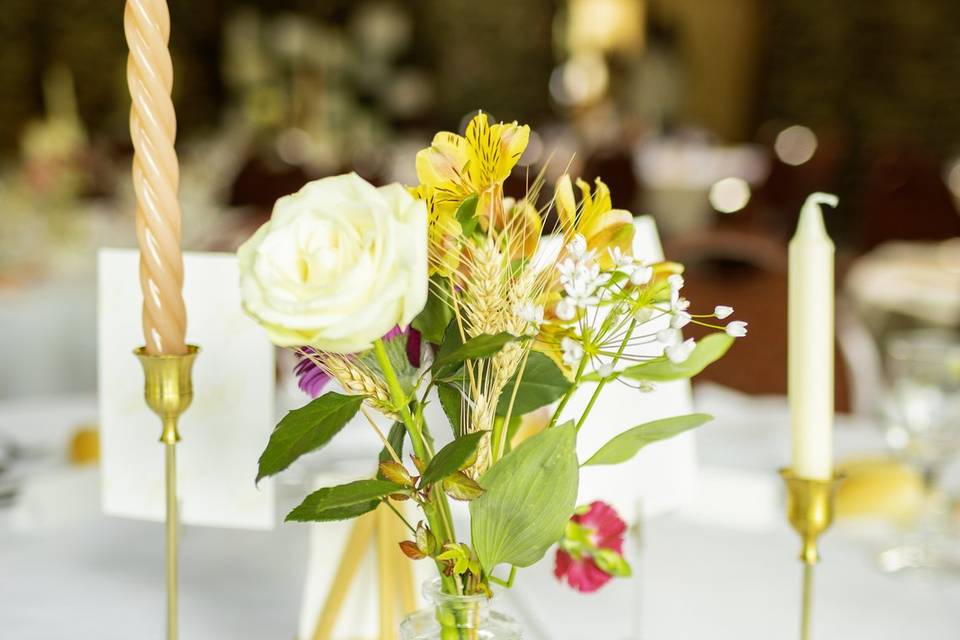 BOUQUET_FLEURS_COULEURS_VIVES_VERRE_DIAMANT