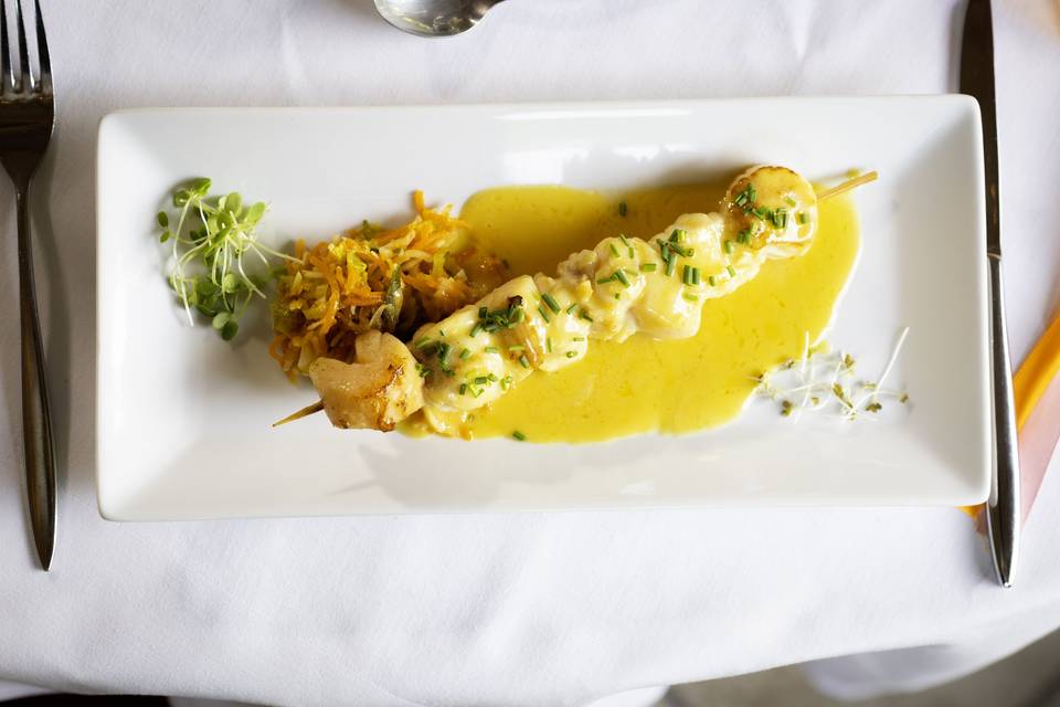 BROCHETTE_CREVETTES_SAUCE_JAUNE_GARNITURE