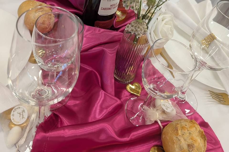 Table mariage chemin et fleurs