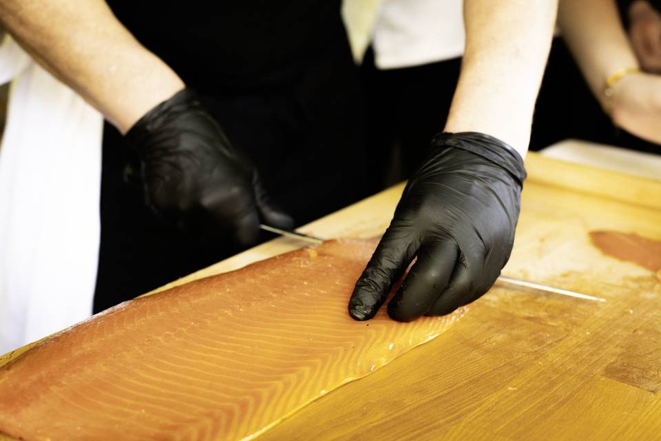 SAUMON_CRU_ORANGE_PLAT_VUE_DE_PROFIL